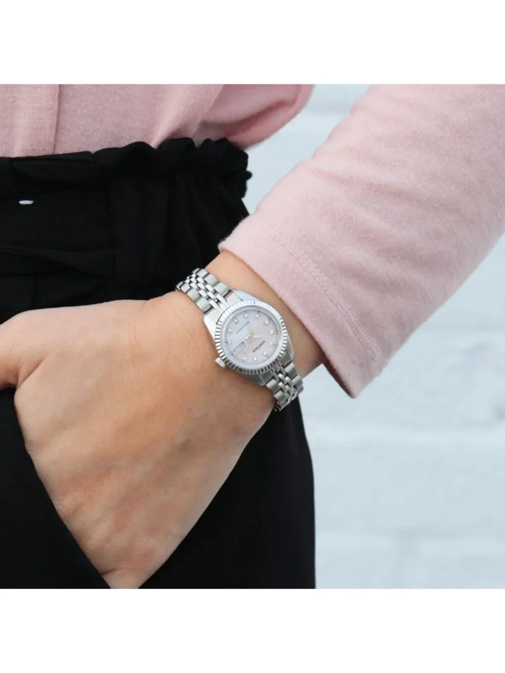 Elegant Crystal Accented Women's Bracelet Watch - Stylish & Versatile Timepiece